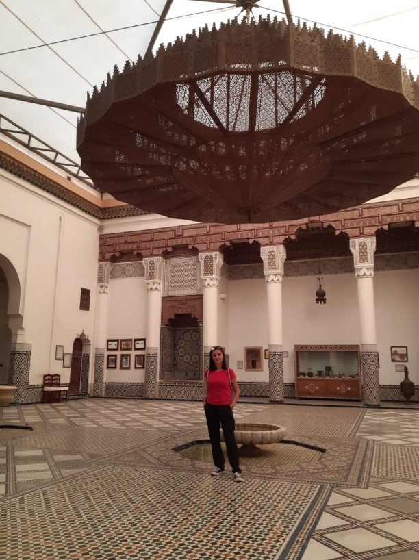 Foto de Vanesa en el museo de Marrakech