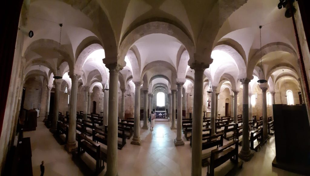 Vista del interior de la Basílica Catedral de San Nicolás Peregrino en Trani, Italia. Septiembre 2020