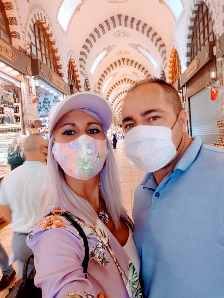 Paseando por el Gran Bazar de Estambul con la mascarilla, Turquia, octubre 2020