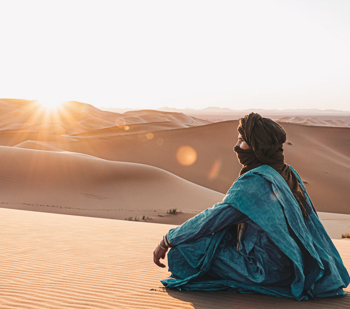posando con ropas bereberes en el Sáhara